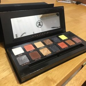 Anastasia Beverly Hills eyeshadow palette